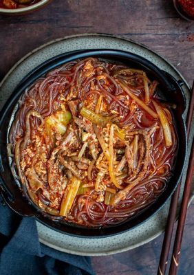 육개장 컵라면, 왜 우리는 이 맛에 중독되는 걸까?